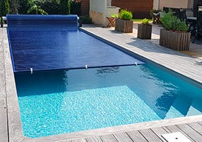 Lames polycarbonate solaire bleu transparent fond noir volet piscine